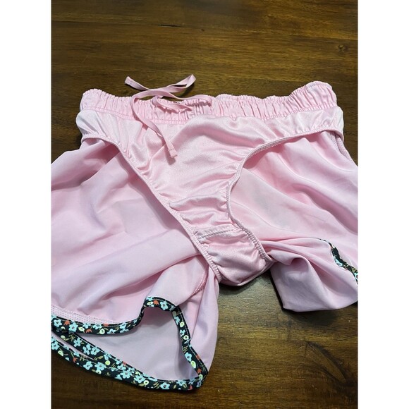 Nike Dri Fit Shorts Women Small Pink With Flower Trim Liner Inside - Picture 6 of 8